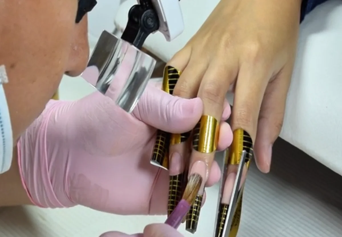 Aplicación de uñas acrílicas con formas, de cerca