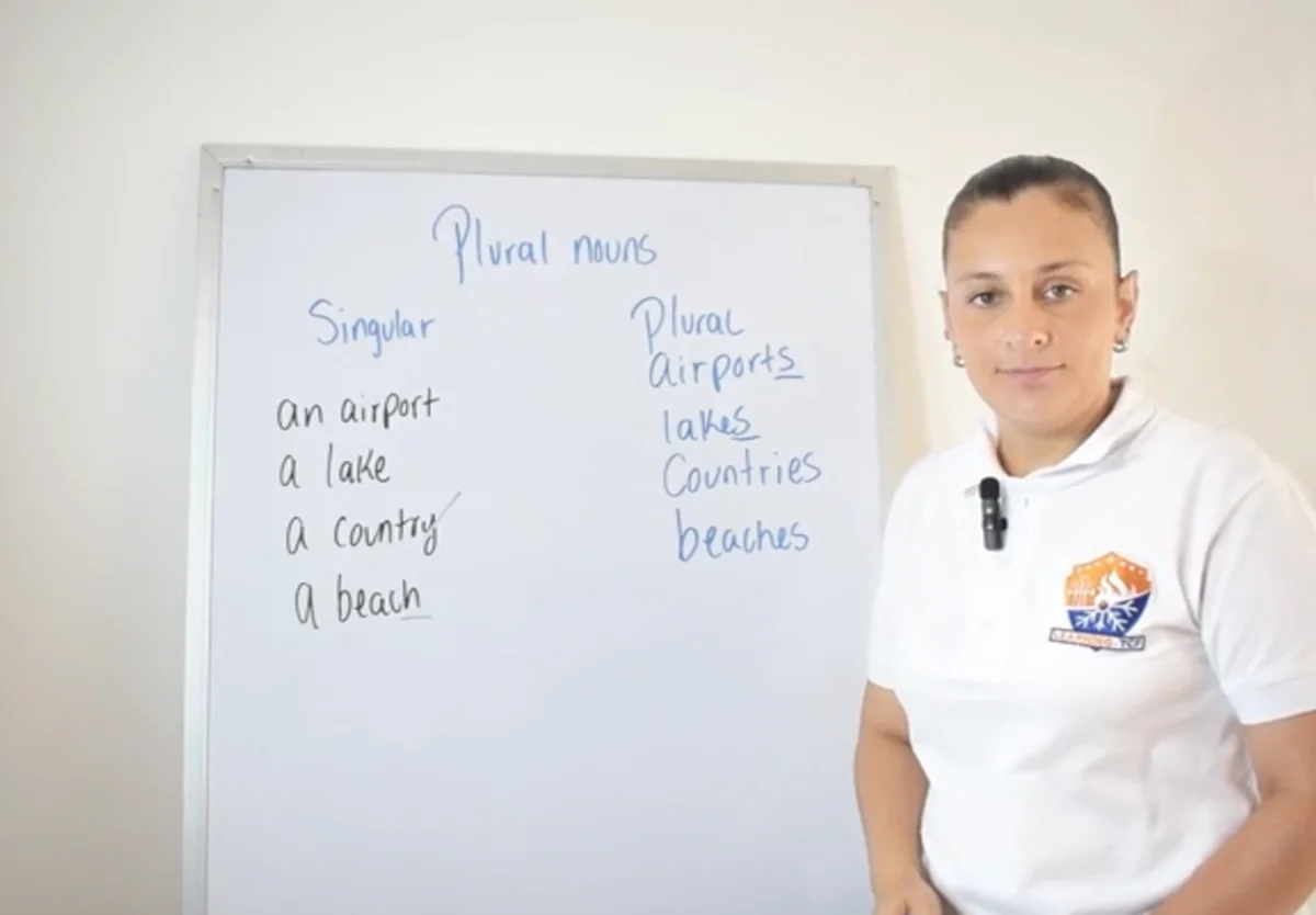 La profesora de True ESL explica en la pizarra